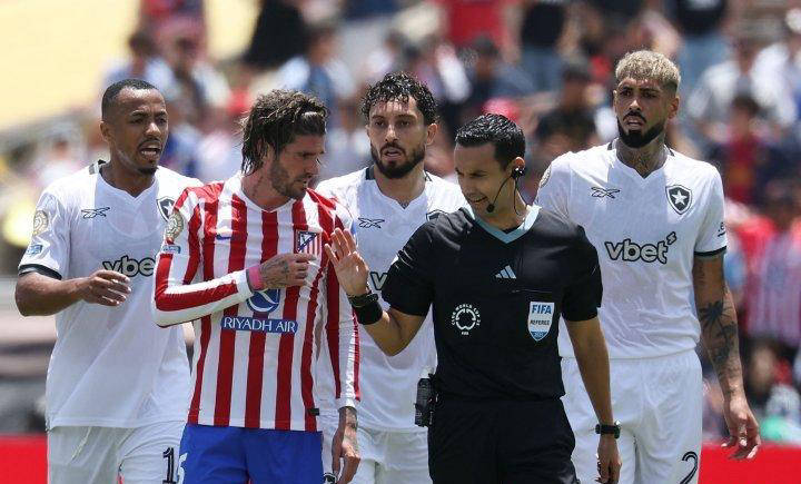 九游破解手游下载巴黎圣日耳曼遭遇争议判罚，裁判组回应：执法公正，因此具有.