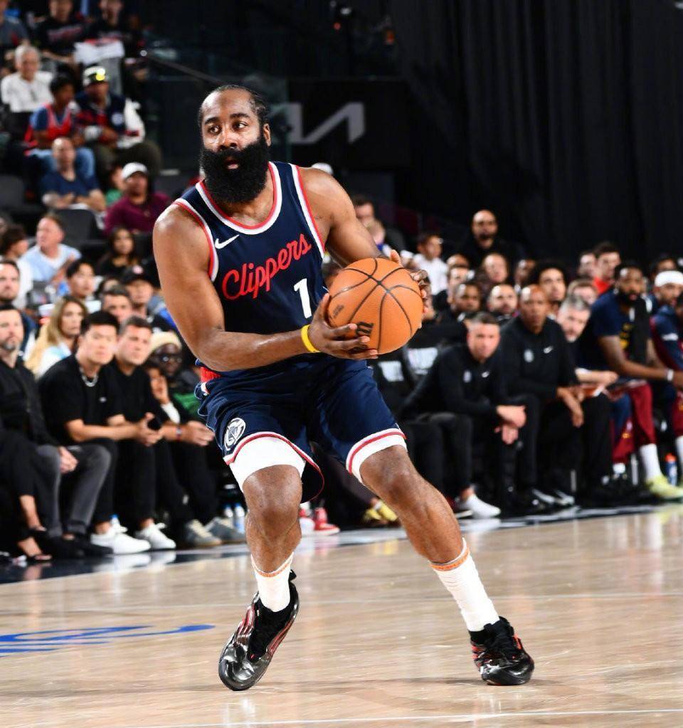 哈登迎来二十赛季出色发挥，曼联观众热烈欢呼！