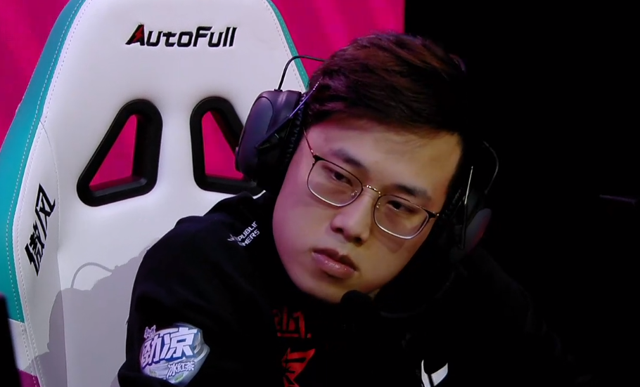 九游BT破解游戏 雄鹿带队取胜！，TheShy重要时刻反败为胜全场沸腾不已